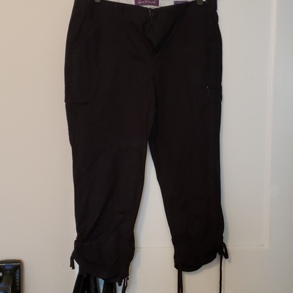 Black cropped cargo pants